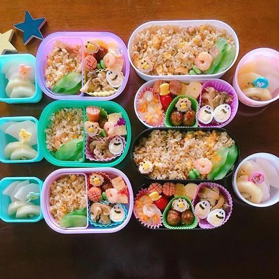 妈妈就主要负责制作各种美味又营养的食物来填饱她们的肚子。