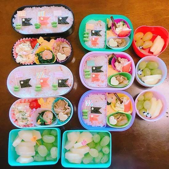 妈妈就主要负责制作各种美味又营养的食物来填饱她们的肚子。