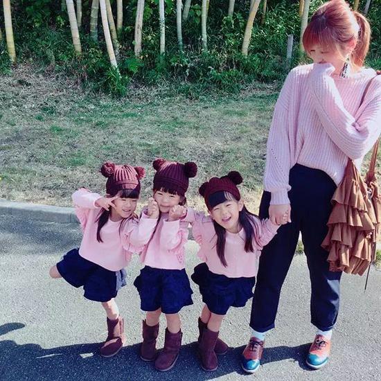 makiko每天最喜欢的就是在网上更新自己女儿们的照片。因为画面超温馨，穿搭也很有特色。