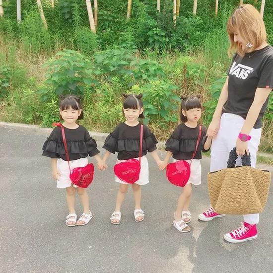 3只小可爱今年5岁，和两个文静的姐姐相比，她们三个就欢脱多了。