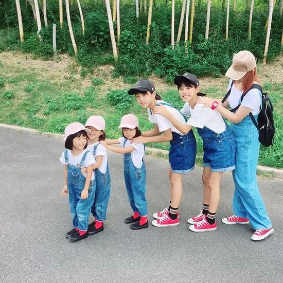 makiko每天最喜欢的就是在网上更新自己女儿们的照片。因为画面超温馨，穿搭也很有特色。