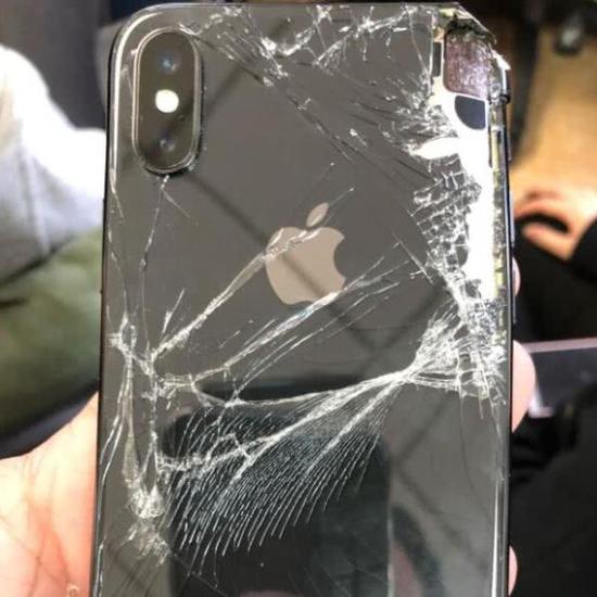 画面太惨iPhone XS/Max全球首碎维修费吓死人_手机新浪网