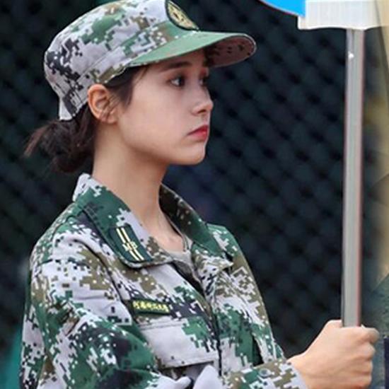 女大学生侧颜军训照走红 婉拒7家公司签约