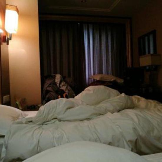 深夜情侣俩在宾馆睡觉 男子突然坐起喊疼