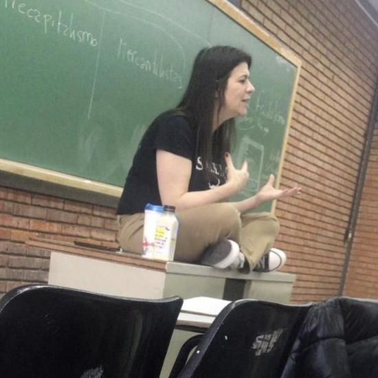 外国女教授染上新冠,上课中直接咳嗽至死