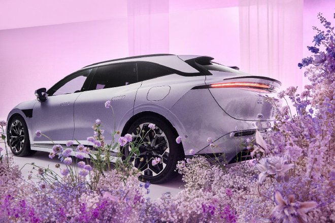 极氪007GT发布两款全新车色，猎装就要这样“紫”