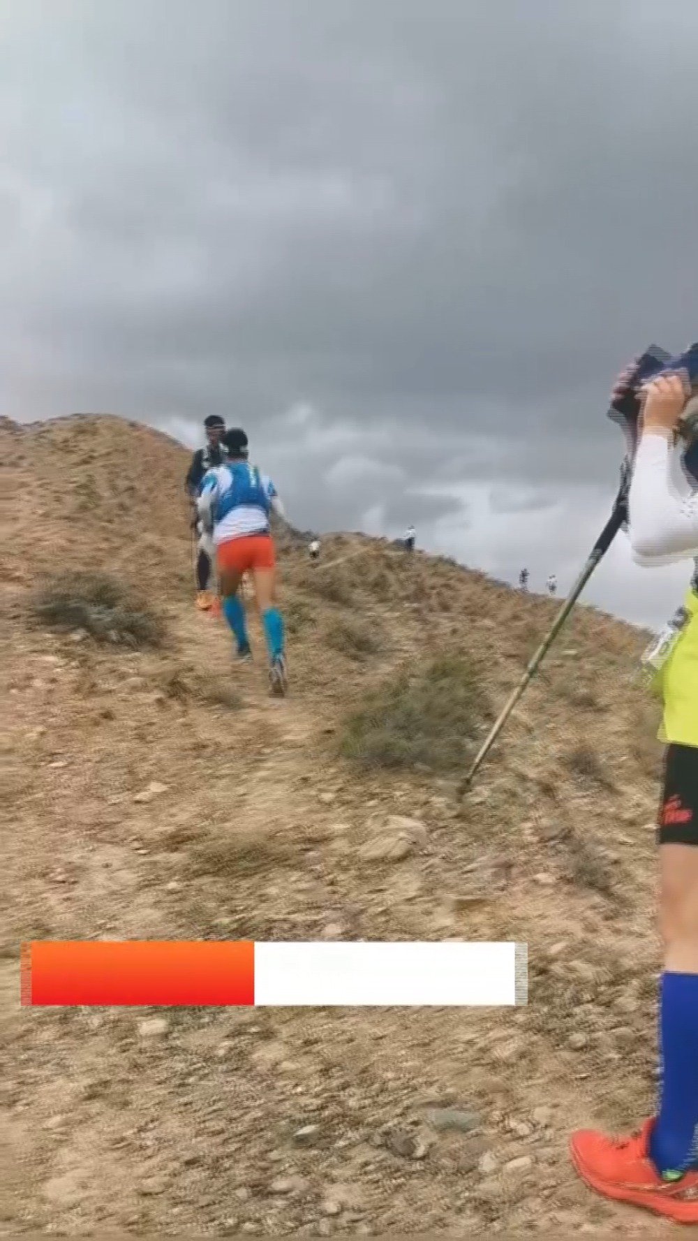 幸存跑友回忆甘肃越野赛历程：雨点像子弹般密集，保温毯被大风撕碎