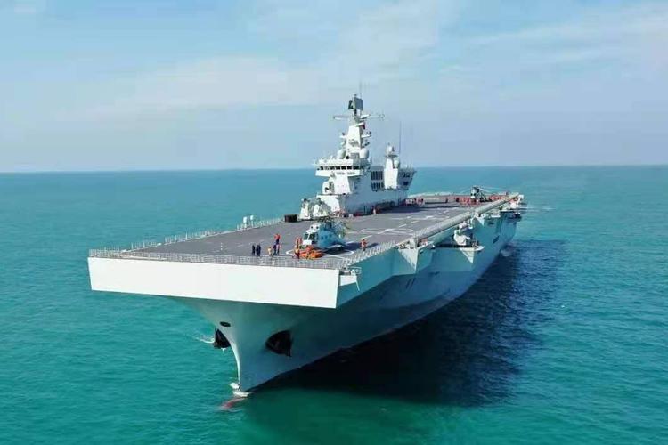 中国首艘075两栖攻击舰入列