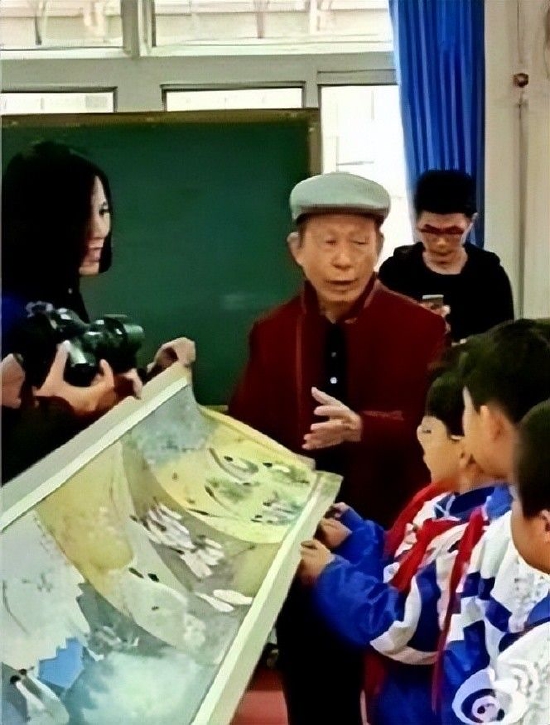 盘锦87岁老人画200多种鸟类长卷宣传爱鸟
