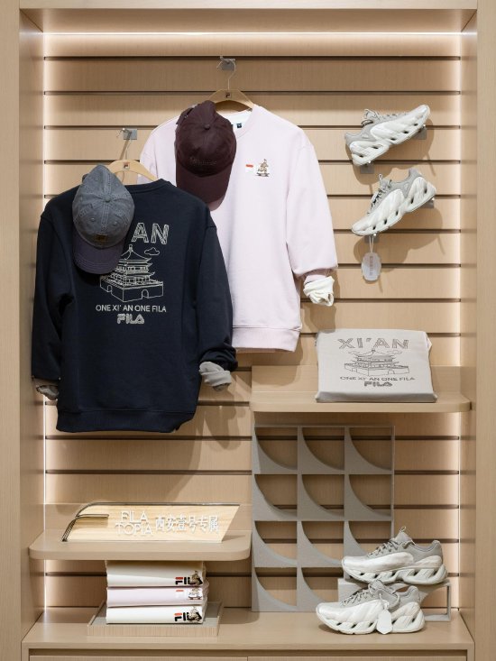 &nbsp;FILA TOPIA西安壹号独家甄选产品系列：“秦俑滑行”与“钟楼线影”系列卫衣、FILA VETTA SAGA老爹鞋西安赛格限定款