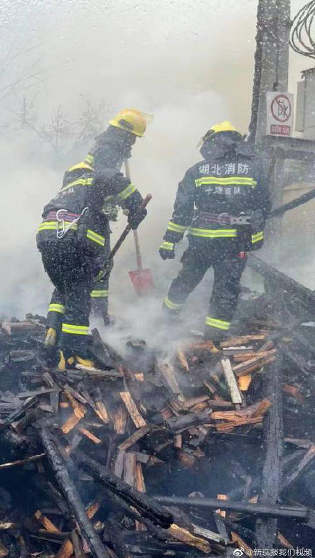 消防员灭火后摘掉头盔汗如雨下