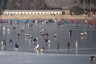 北京游客冰上玩乐