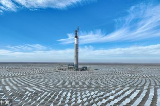 酒泉吸热塔耸立