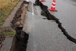 日本地震道路受损