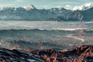 雪落红岩壮美宁静