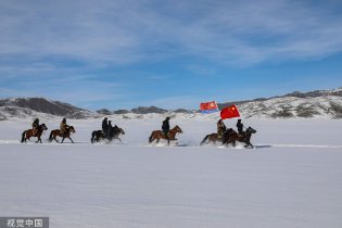 边防民警策马巡边
