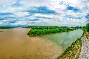 泾渭交汇映蓝天