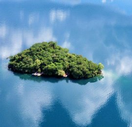 云南丽江：泸沽湖变身“蓝宝石湖泊” 岛屿如翡翠点缀