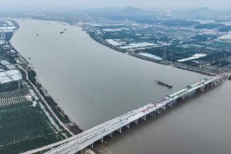 广东江门：潭江特大桥主跨全幅合龙