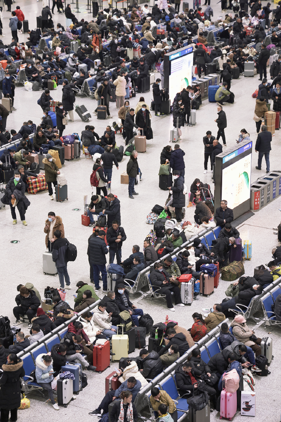 2月4日凌晨,上海虹桥火车站候车大厅.
