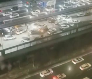 西安夜里突降冻雨