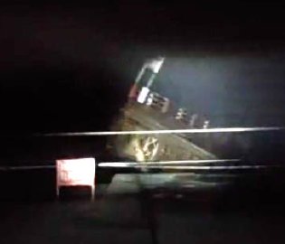 铁桥被上涨河水冲毁