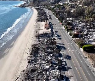 加州海滨住宅被烧成灰烬