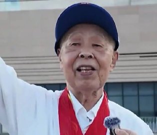 抗战老英雄登上祖国军舰