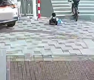 退役军人救出车底男童