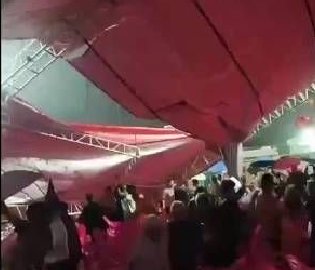 社区戏台顶棚坍塌有人送医