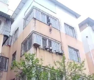 幼童跌落4楼窗外被卡悬空