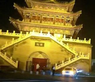 轎車撞上鐘樓基座