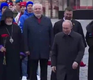 普京向紀(jì)念碑敬獻(xiàn)鮮花