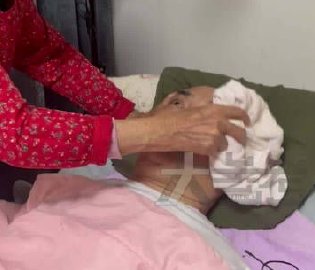 80岁母亲照顾瘫痪儿子34年