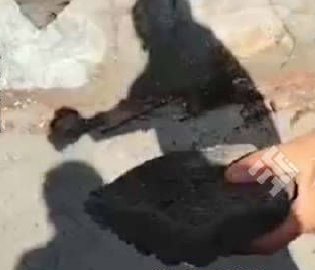 水渠石块被指一掰就掉