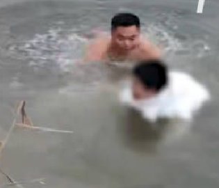 男孩落水靠羽绒服漂浮获救