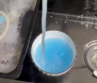 一小区自来水变蓝