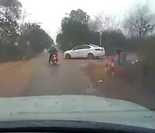 轿车撞倒摩托车后逃逸