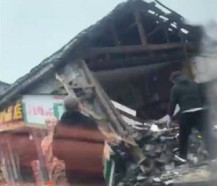 汽车失控撞塌商铺致3伤