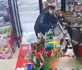 小伙救人按断女子6根肋骨