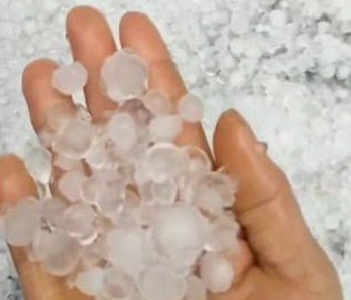 貴州甕溪突降密集冰雹