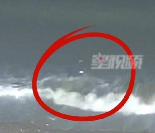 醉酒男走進(jìn)海里輔警下海救援