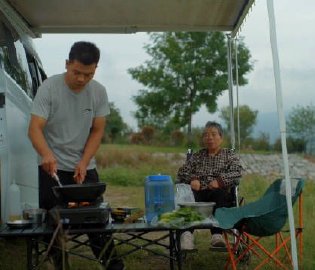 男子帶癱瘓母親走100多座城