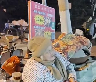 82岁老人卖鹌鹑蛋还债30万