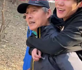 小伙崴腳被70歲大爺背下山