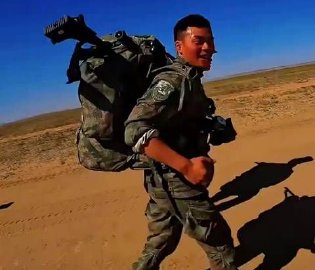 战士荒漠负重越野