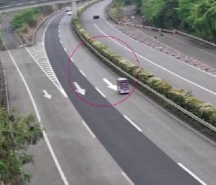 七旬老人驾老头乐误入高速