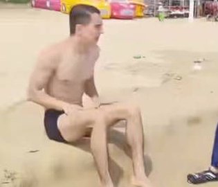 俄小伙在三亚下水救落水男子