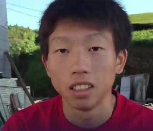少年用身体托举转移灾民