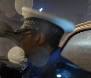 交警涉水救司机